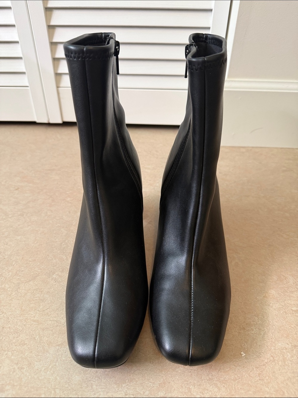 Womenβs Black Square-Toe Ankle Boots - Sleek Zip Closure 8.5